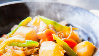 牛こま・豚こまでつくる、定番の肉じゃが｜ほっこり煮込みの家庭おかず